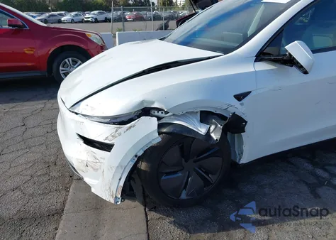 2026 Tesla Model Y Long Range Dual Motor All-Wheel Drive z USA, uszkodzony, nr VIN 7SAYGDED7TF446169